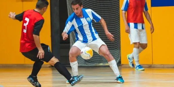 El Torredembarra Futsal sua, però compleix davant el CE Puigpelat (2-1)