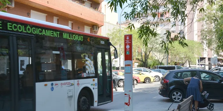 Les parades de bus de Santa Eulàlia i Doctor Ferran compten amb noves plataformes per facilitar-ne l'accés