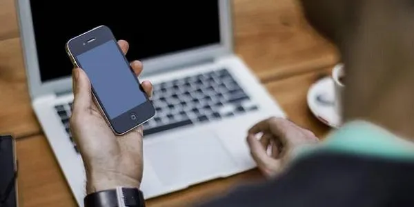 El món municipal reclama mesures per accelerar la digitalització del país