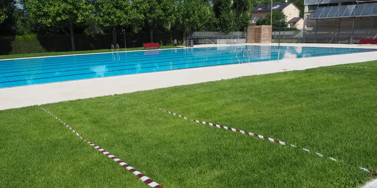 Últims preparatius per obrir la piscina municipal de la Seu d'Urgell dilluns dia 29