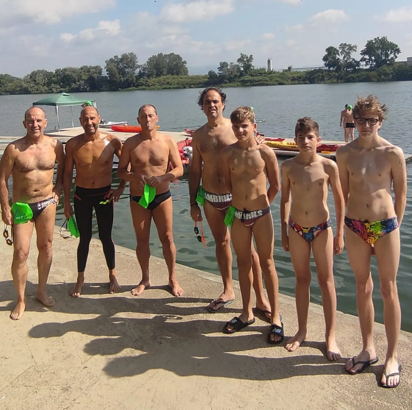 Els nedadors del Cambrils Club Natació participen a la Travessia Amposta Nedant l’Ebre