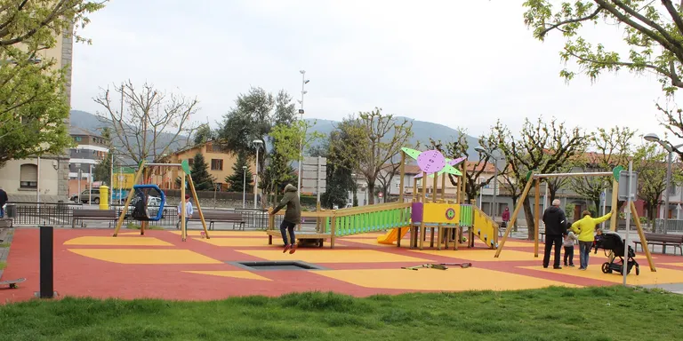 Completada la renovació dels jocs infantils de la plaça de les Moreres