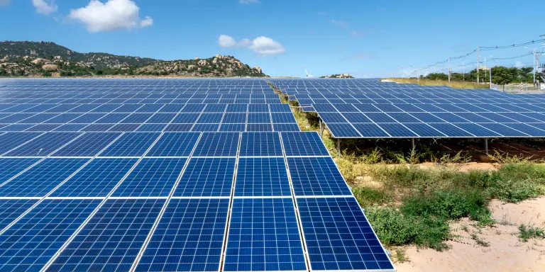 El Ple accepta a contracor les modificacions de la Generalitat als espais on instal·lar parcs solars