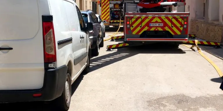 Un ferit greu i un lleu en una explosió en un pis incendiat de Camarles
