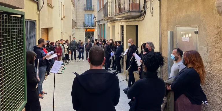 La visita guiada a les 'stolpersteine' tanca els primers homenatges del municipi als calderins deportats als camps nazis