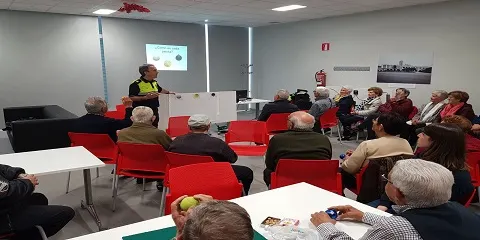 POLICÍA LOCAL REALIZA UNA CAMPAÑA PARA COMPROBAR LA DOCUMENTACIÓN Y LOS SISTEMAS DE SEGURIDAD DE LAS MOTOCICLETAS Y CICLOMOTORES