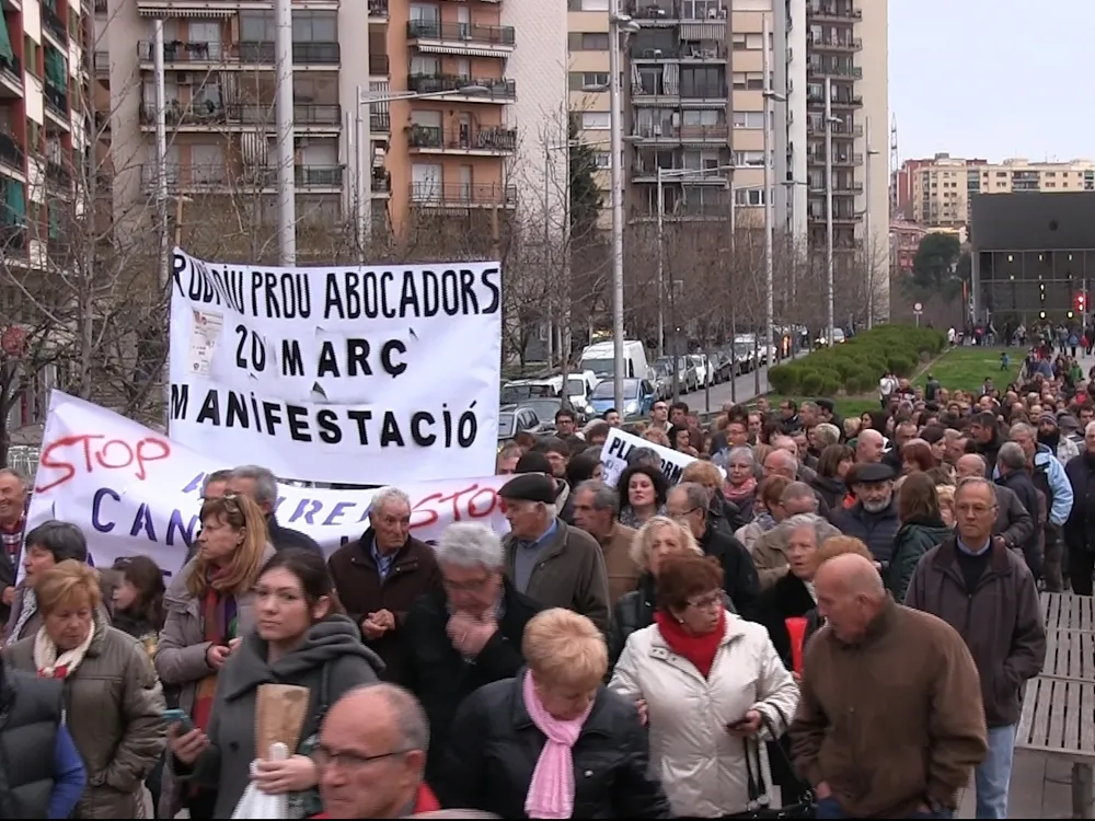 Prop de 2.000 persones diuen 'prou' als abocadors