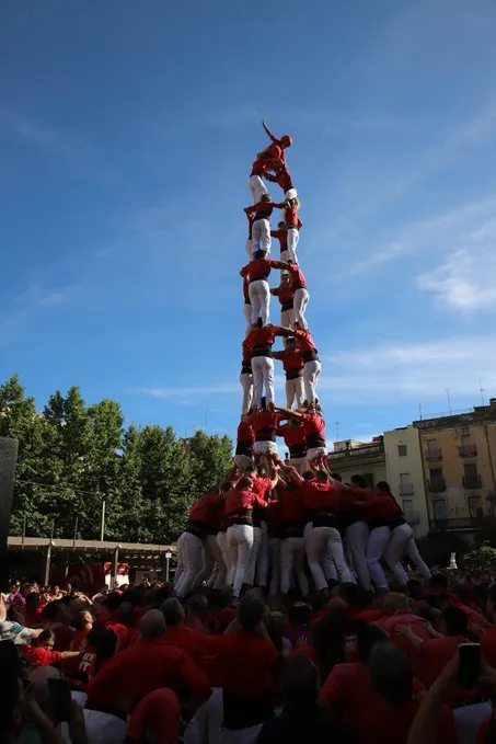 La Colla Joves ajunta els dos castells bàsics de 9 al Pati