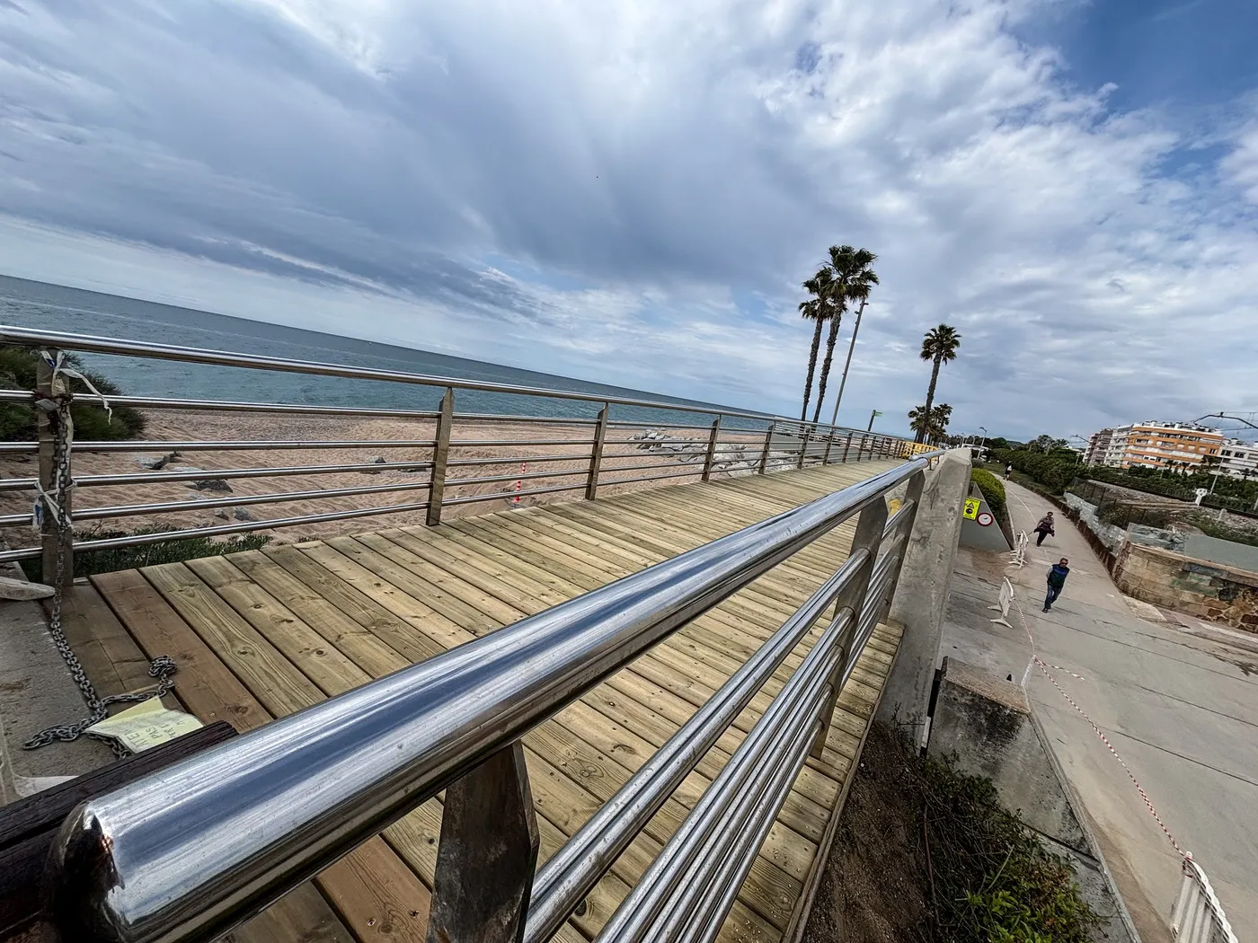 Acaben les obres del pont de fusta del Passeig de Mar