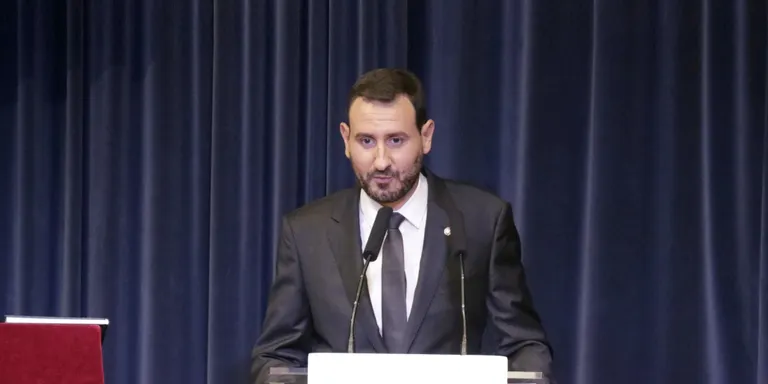 Guijarro (PSC) pren el relleu a Garcia Albiol (PP) en la cinquena investidura en sis anys a Badalona