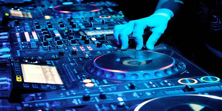 El programa Track 946 et presenta la milllor música 'dance' el cap de setmana