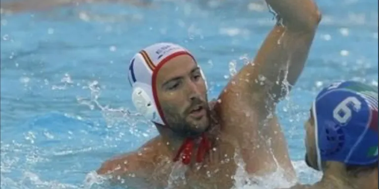 La selecció de waterpolo debuta tombant la campiona olímpica