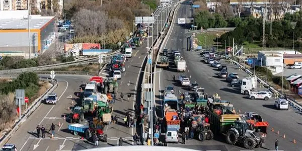 Desenes de pagesos passen la nit als accessos al port de Tarragona en protesta per l’acord comercial amb Mercosur