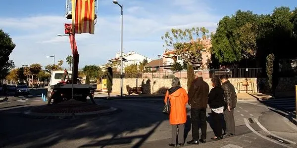 L’estelada oneja a l’avinguda Marquès de Tamarit d’Altafulla en record a les persones que van fer possible el 9-N ara fa tres anys