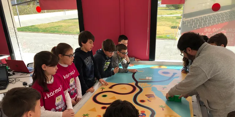ClauTic reuneix 40 joves de Pineda i l'Alt Maresme en una competició de robòtica