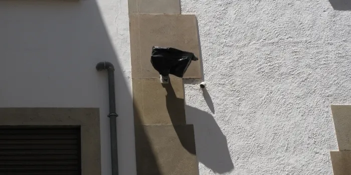 La càmera al carrer de l'Església ja s'ha instal·lat però no es posarà en marxa fins al setembre