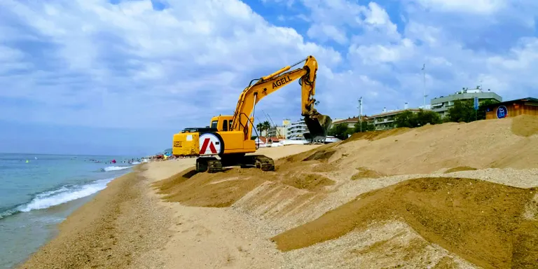 L'Ajuntament restaura la Platja dels Pescadors que va quedar malmesa després del darrer temporal