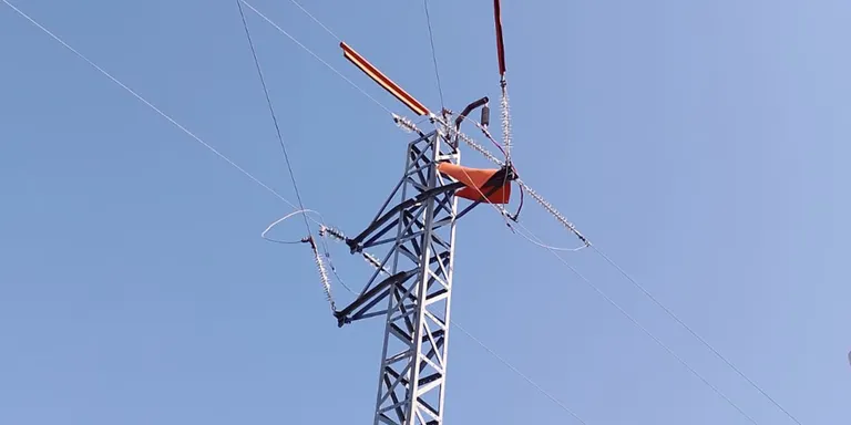 Endesa renovarà 300 aïlladors d'una línia que dona servei a sis pobles del Berguedà i al Lluçanès