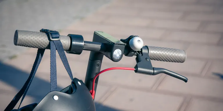 Trànsit promou una ordenança marc que reguli la circulació dels patinets elèctrics