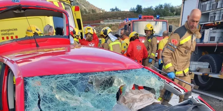 La conductora d'un turisme resulta ferida greu després de xocar amb un autobús a la C-25D a Vic
