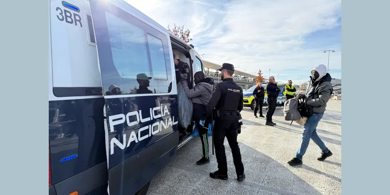 La policia desmunta el campament del parc Central de Girona per comprovar si els seus membres poden demanar asil