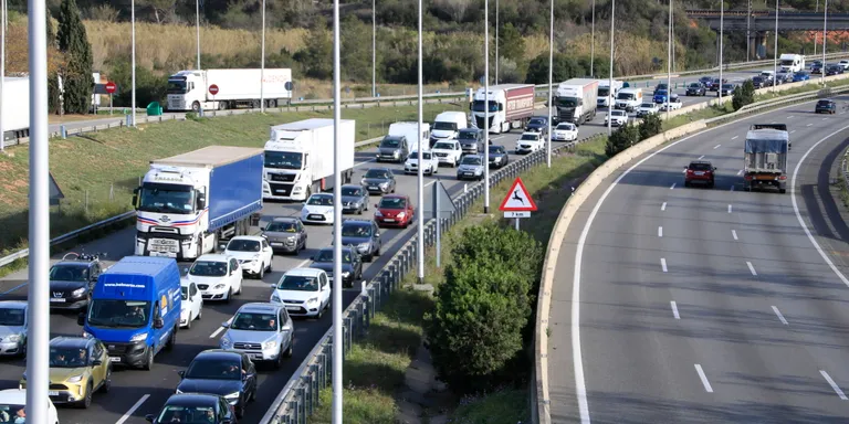 Primeres retencions a les carreteres catalanes per l'operació de sortida de Setmana Santa