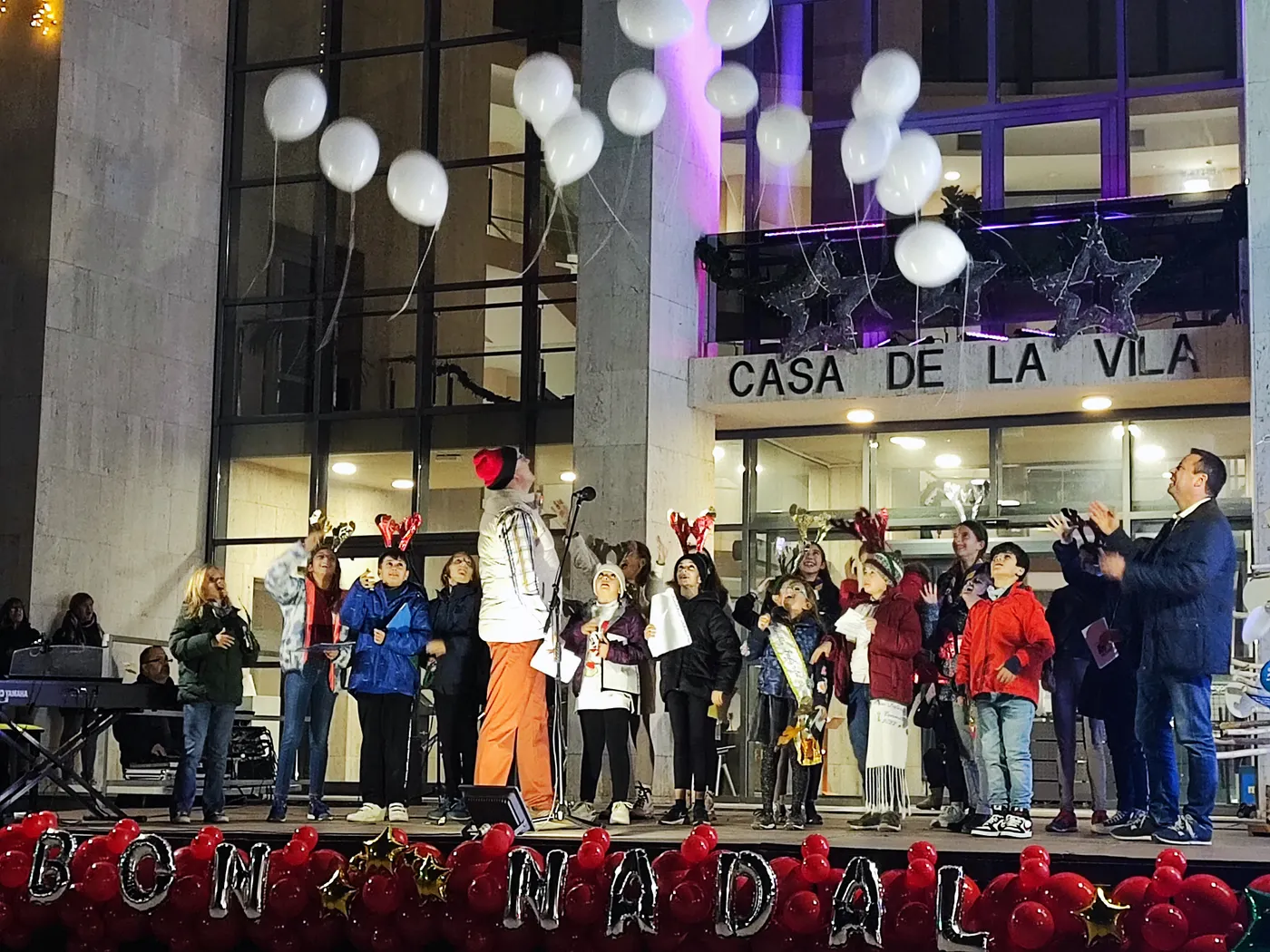 Cambrils encén les llums de Nadal sota la mirada d’il·lusió de la canalla