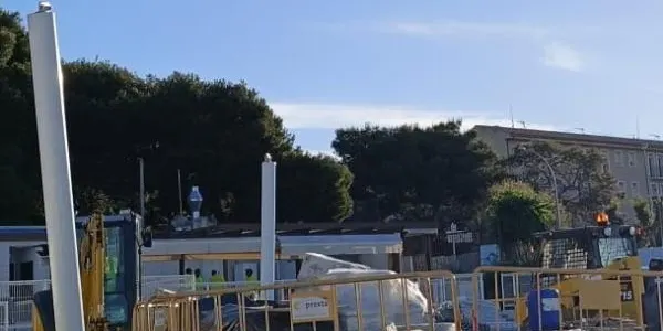 Roben de matinada a les obres de la piscina d’Altafulla