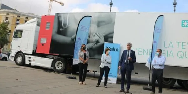 Salut posa en marxa sis autobusos i camions per apropar la vacunació a la població amb dificultats per accedir-hi