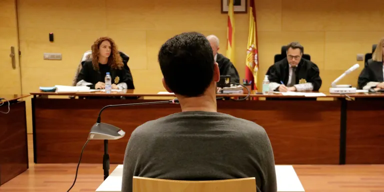 Jutgen un acusat que s'enfronta a 5 anys de presó per abusar sexualment de la fillastra menor d'edat a Olot