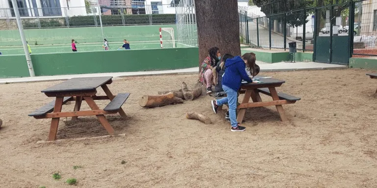 S'instal·laran dues pèrgoles al pati interior de l'Escola Joan Maragall per tenir espais d'ombra