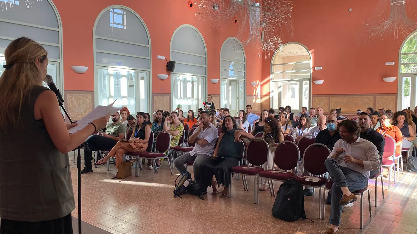 Una seixantena de joves israelians visiten Caldes per conèixer els projectes del Pla de Barris