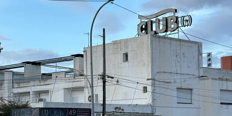 L'Ajuntament de Mont-roig del Camp celebra el tancament d'un prostíbul al centre de Miami Platja