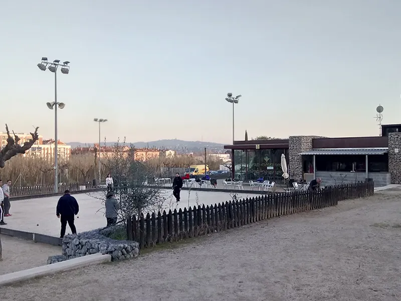 Aquesta zona just davant del local social serà la que estigui coberta un cop finalitzada l'obra