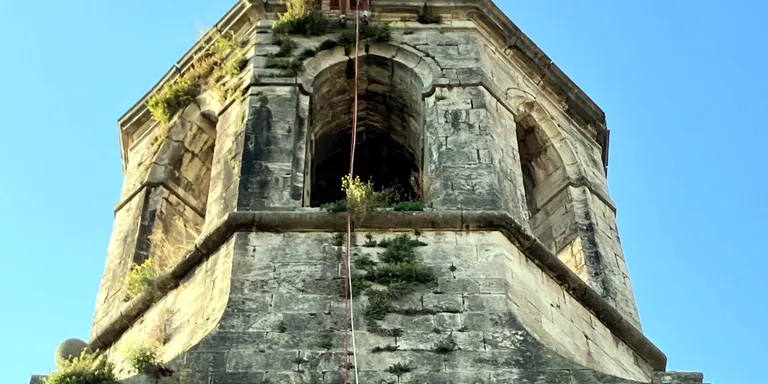 Banyoles instal·la alarmes i càmeres al monestir de Sant Esteve i retira les herbes que creixien a l'església