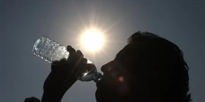 Els experts aconsellen hidratar-se molt davant l'onada de calor d'aquests dies