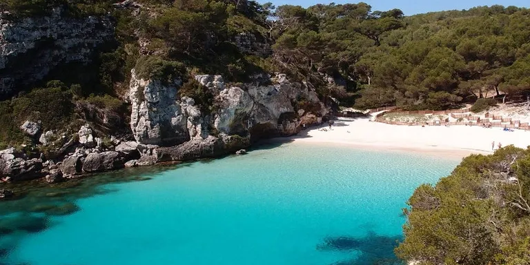 Els rubinencs segueixen buscant el sol i la platja per estiuejar