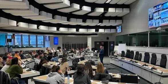 Una trentena d’alumnes de l’institut Manolo Hugué visiten el Parlament Europeu convidats per l’eurodiputat calderí Jordi Solé