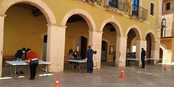 L’Ajuntament d’Altafulla reparteix un centenar de targetes moneders a les famílies dels alumnes amb beques menjador