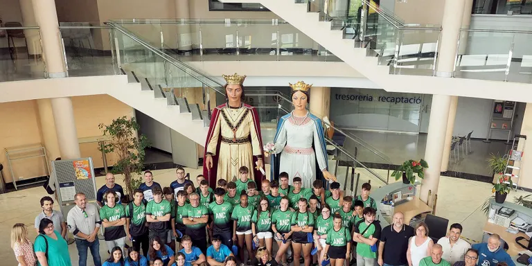 El club de rem Actividades Náuticas Castro Urdiales visita l’Ajuntament de Cambrils
