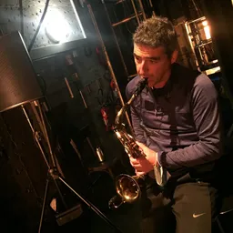 El saxofonista Juan Jiménez presenta en COPE Utrera su espectáculo ‘La mujer tigre’ - episode art