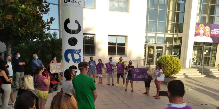 Una seixantena de persones es concentren a Cambrils per condemnar la violència masclista
