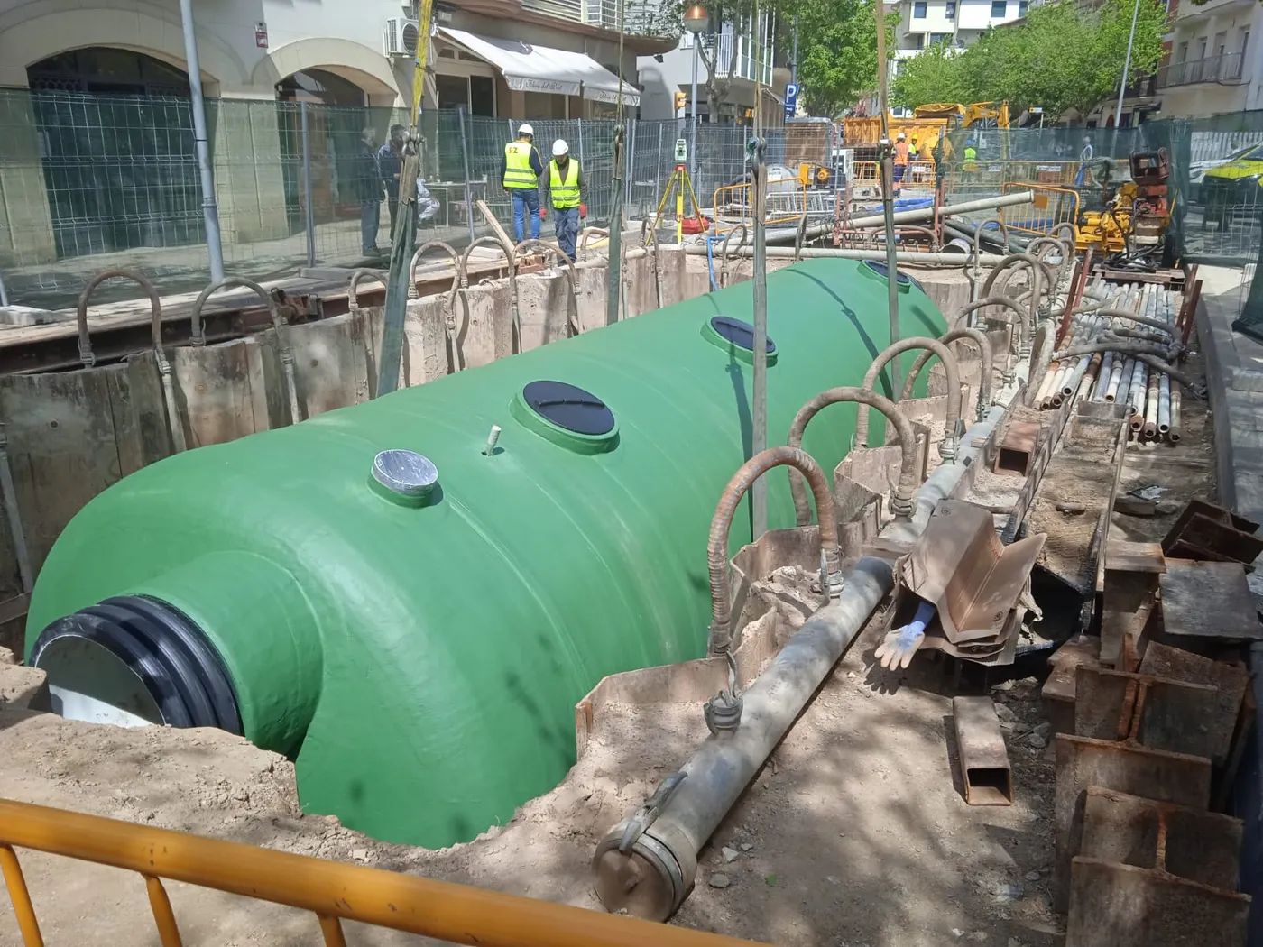 Una grua de grans dimensions col·loca el dipòsit separador d’hidrocarburs a la Rambla Jaume I   
