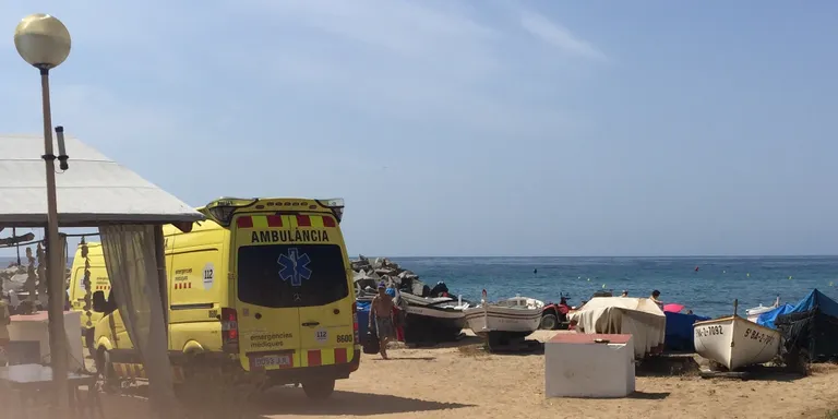 Nou ensurt a la platja de Vilassar de Mar