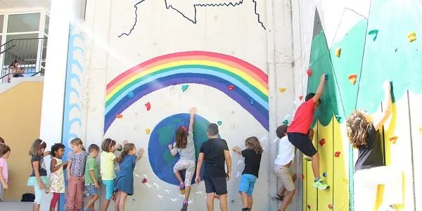 L’Escola El Roquissar estrena un rocòdrom impulsat per l’AMPA