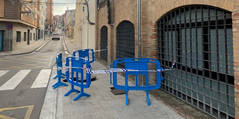 Cremen uns cables elèctrics soterrats al carrer Cadmo i l'Escola Bressol Sol Solet tanca per precaució