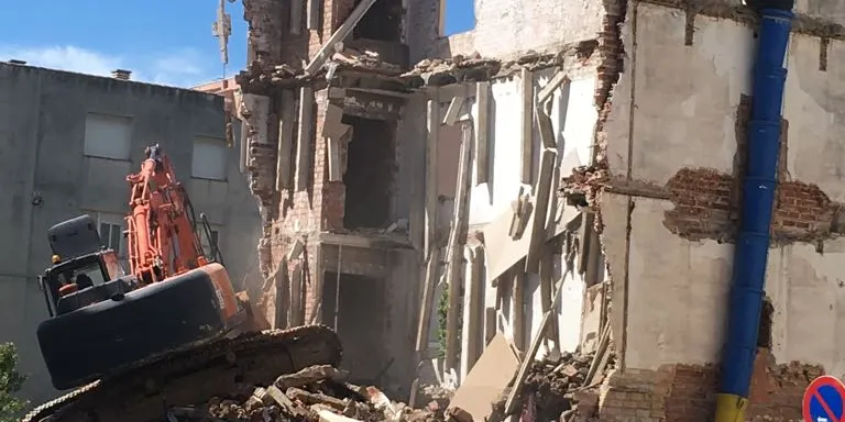 L'Ajuntament farà enderrocar totalment l'edifici ensorrat al propietari i un segon edifici que dona al C/ de Mar