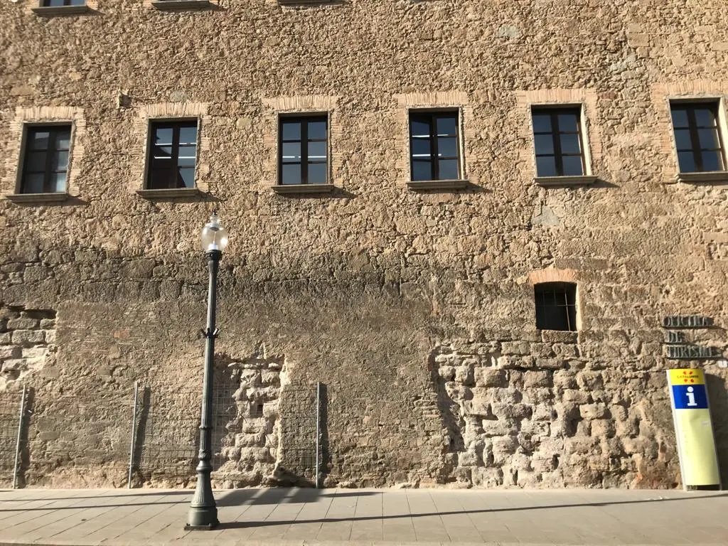 Les obres de restauració de part de la muralla de Solsona deixen al descobert restes medievals, una escala i un possible carrer
