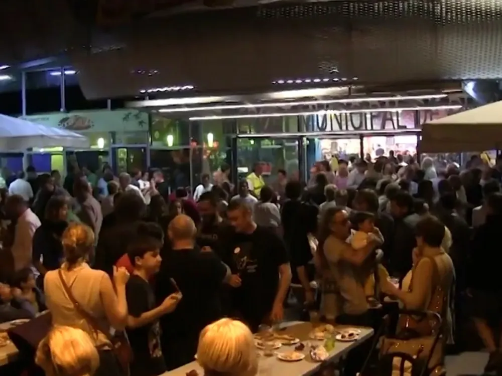 VÍDEO El Mercat torna a viure de nit