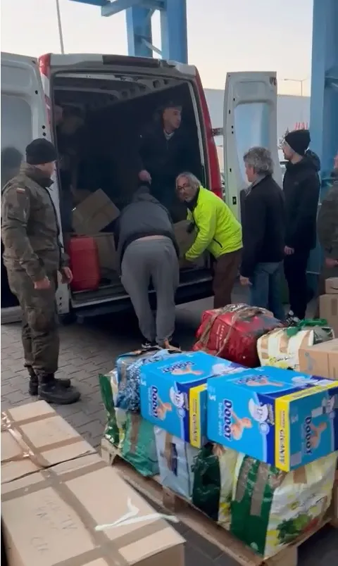 Una expedició impulsada des de Caldes porta 10.000 quilos de material humanitari a la frontera entre Polònia i Ucraïna i torna amb 10 persones refugiades